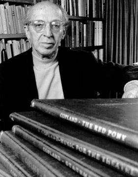 Una foto en blanco y negro de Aaron Copland
