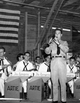 Famoso clarinetista Artie Shaw actuando en el escenario