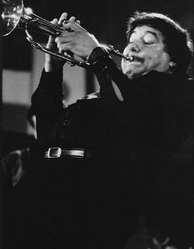 Arturo Sandoval tocando la trompeta
