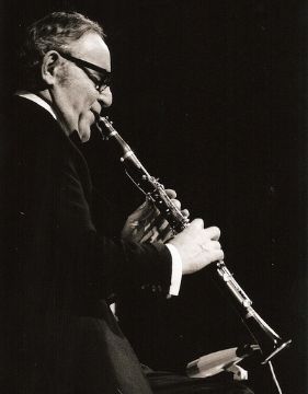 Benny Goodman tocando el clarinete