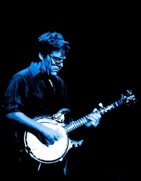 Una foto de Béla Fleck tocando el banjo