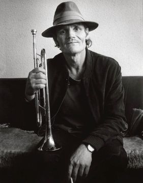 Una foto del famoso trompetista Chet Baker