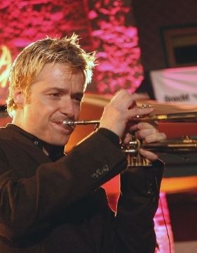 Chris Botti tocando la trompeta