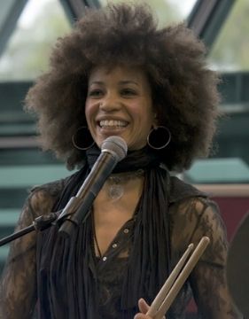 Una foto de Cindy Blackman, una famosa baterista