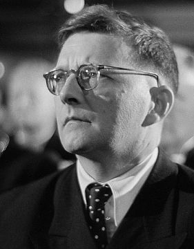 Una foto de Dmitri Dmitriyevich Shostakovich, un conocido compositor del siglo XX.