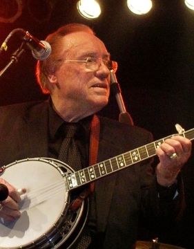 Imagen de Earl Scruggs mientras toca el banjo