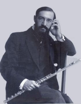 Una foto de Georges Barrère sosteniendo su flauta