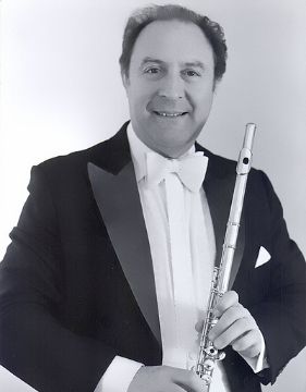 Una foto en escala de grises del famoso flautista, Jean Pierre Rampal
