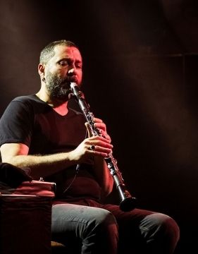 Una foto de Hüsnü Senlendirici tocando el clarinete.