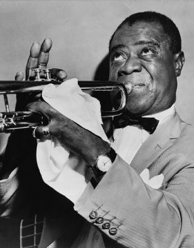 Louis Armstrong tocando la trompeta