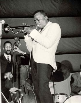 Una foto de Miles Davis, un famoso trompetista