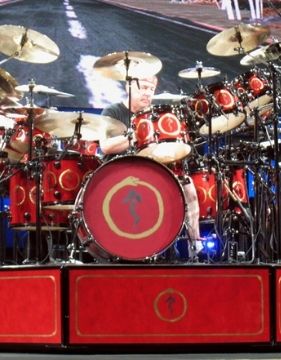 Una foto del famoso baterista Neil Peart mientras toca la batería.