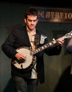 Una foto del banjoista Noam Pikelny tocando en el escenario.