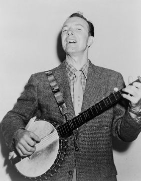 Famoso jugador de banjo Pete Seeger tocando un banjo de 5 cuerdas.