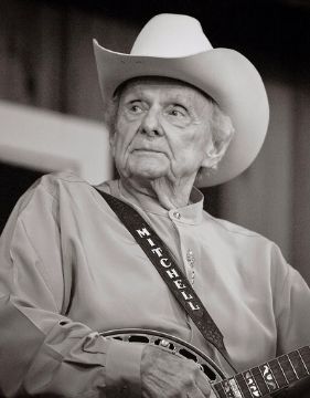 Una foto en blanco y negro del banjista Ralph Stanley