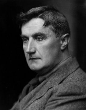 Una foto de Ralph Vaughan Williams, un gran compositor del siglo XX.