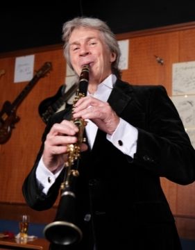 Richard Stoltzman tocando el clarinete