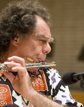 Una foto del famoso flautista Robert Dick