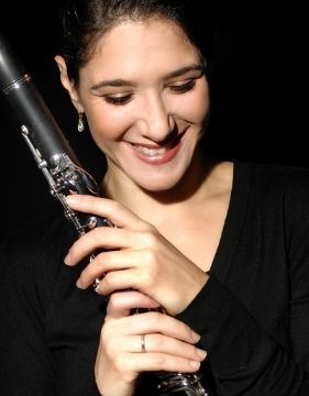 Una foto de Sharon Kam, una famosa clarinetista.