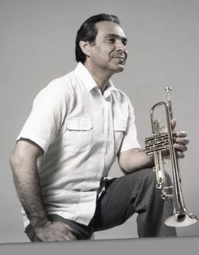 Una foto de Timofei Dokschitzer sosteniendo una trompeta