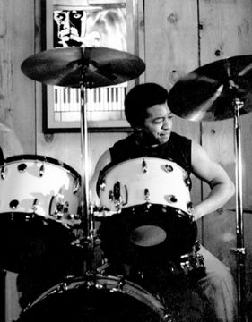 una foto en blanco y negro de Tony Williams