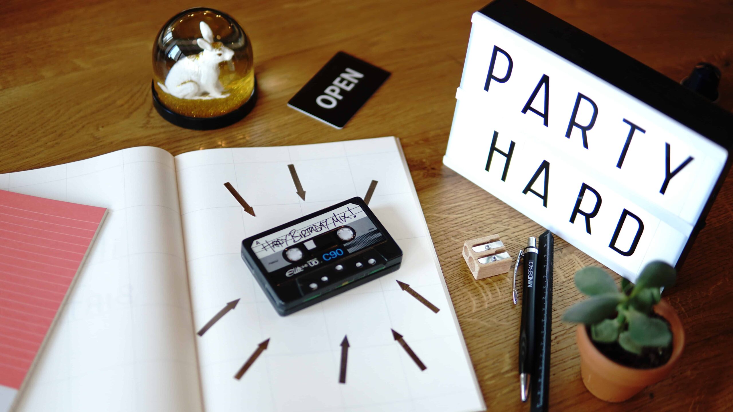 Una cinta de casete que contiene una colección de canciones sobre cumpleaños.