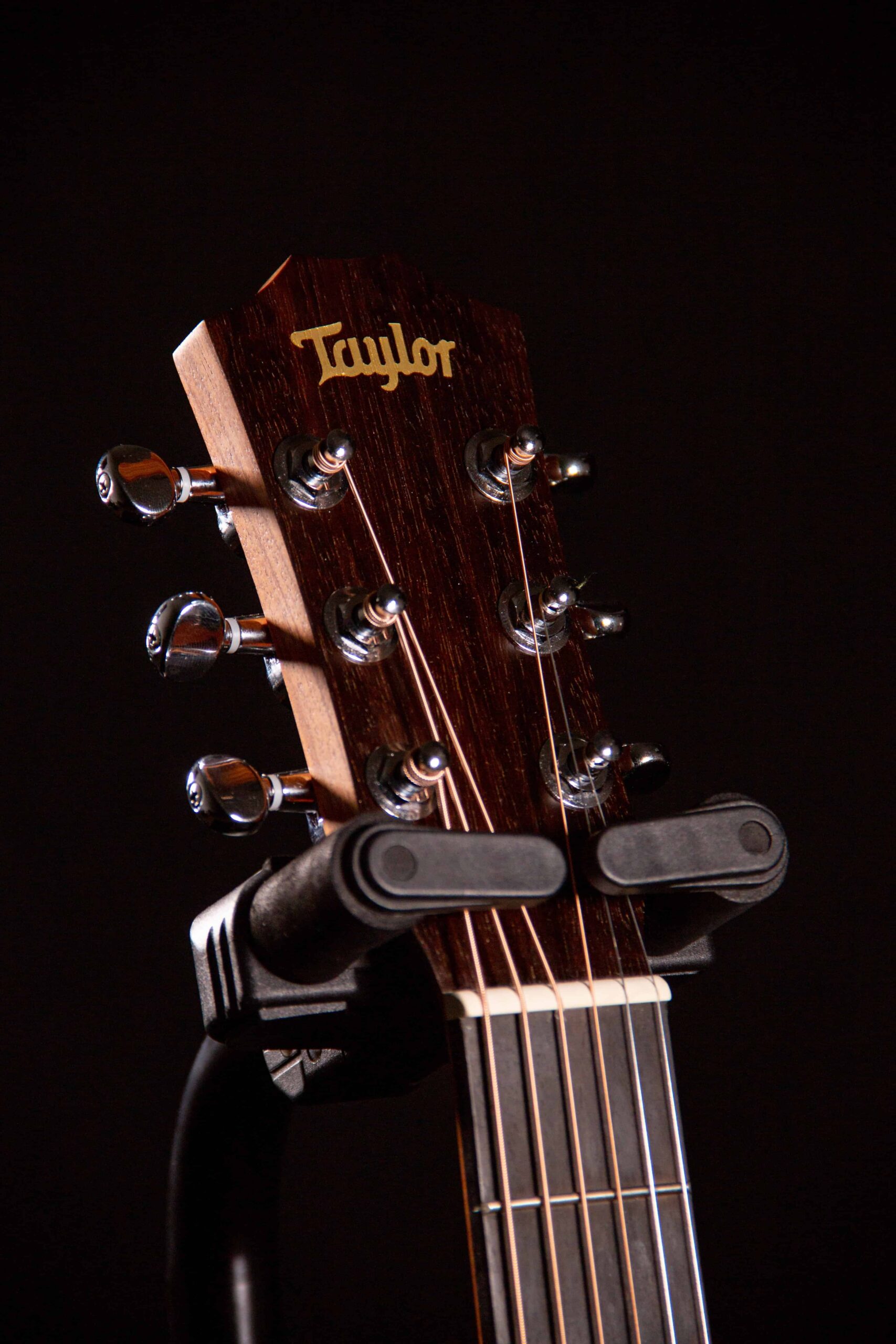 Una fotografía de primer plano del clavijero de una guitarra Taylor