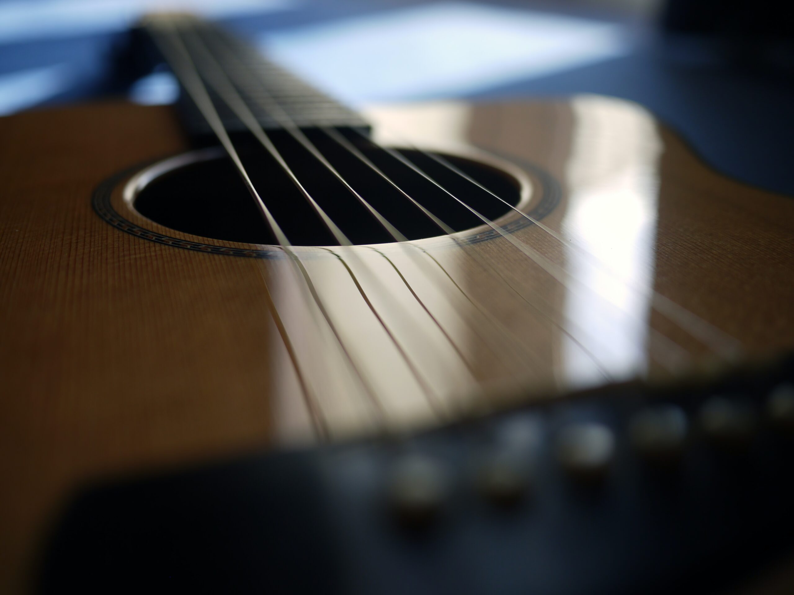 Una imagen de cerca de una guitarra acústica de 6 cuerdas