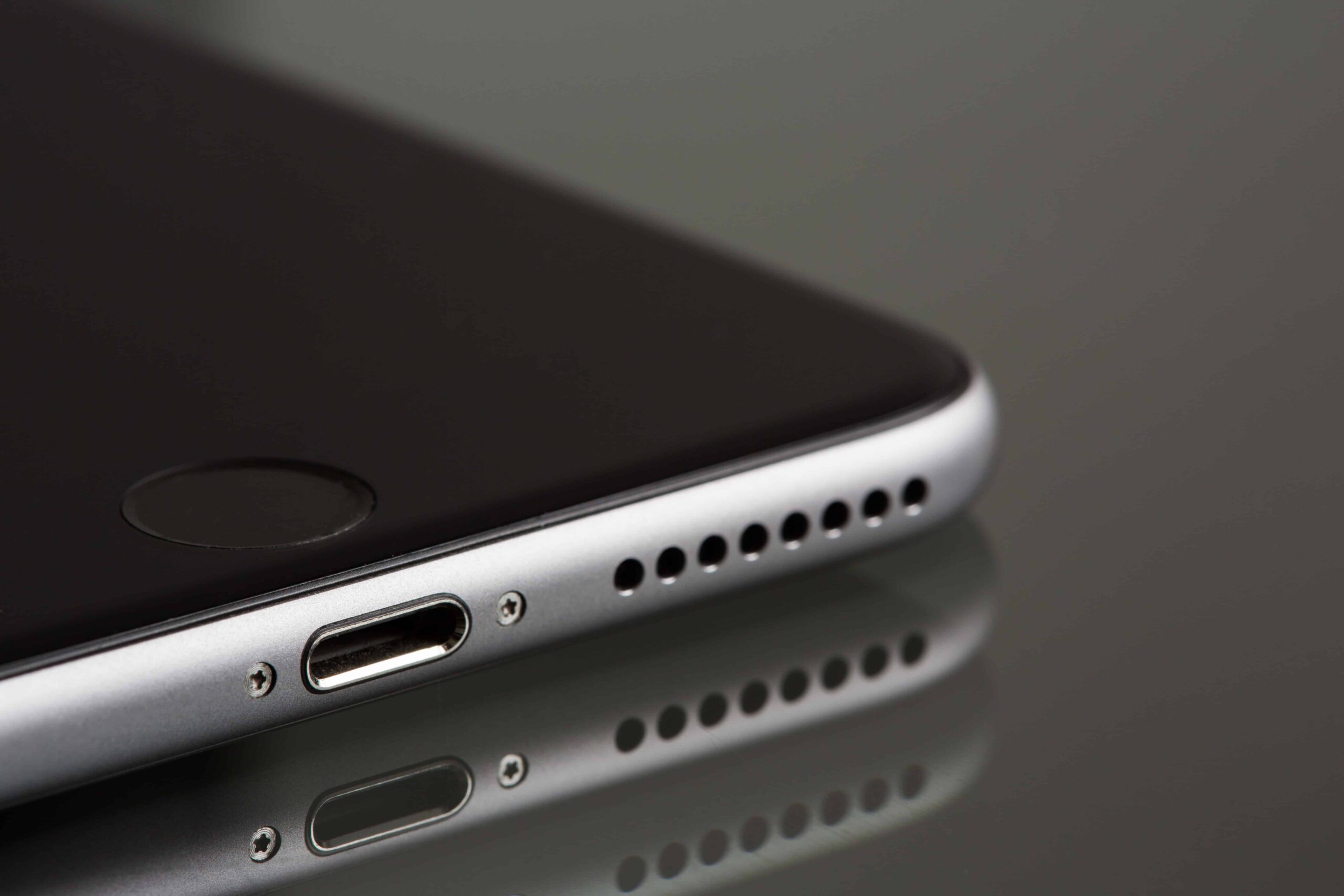 Una vista cercana del altavoz integrado del iPhone