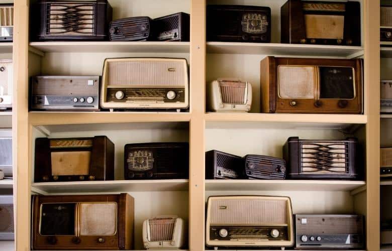 Una colección de radios de estilo vintage.