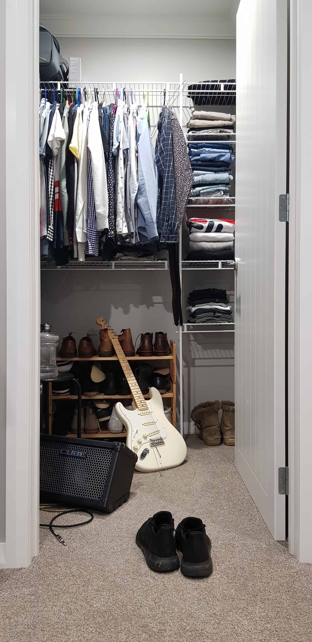 Una guitarra y un amplificador dentro de un armario.