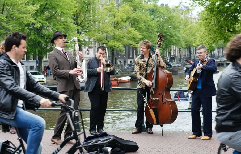 Una banda de jazz tocando en la calle.