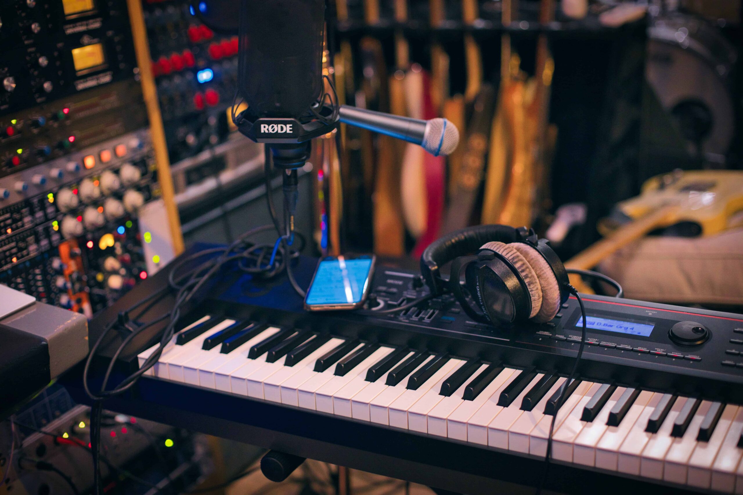 Un teclado dentro de un estudio de música.