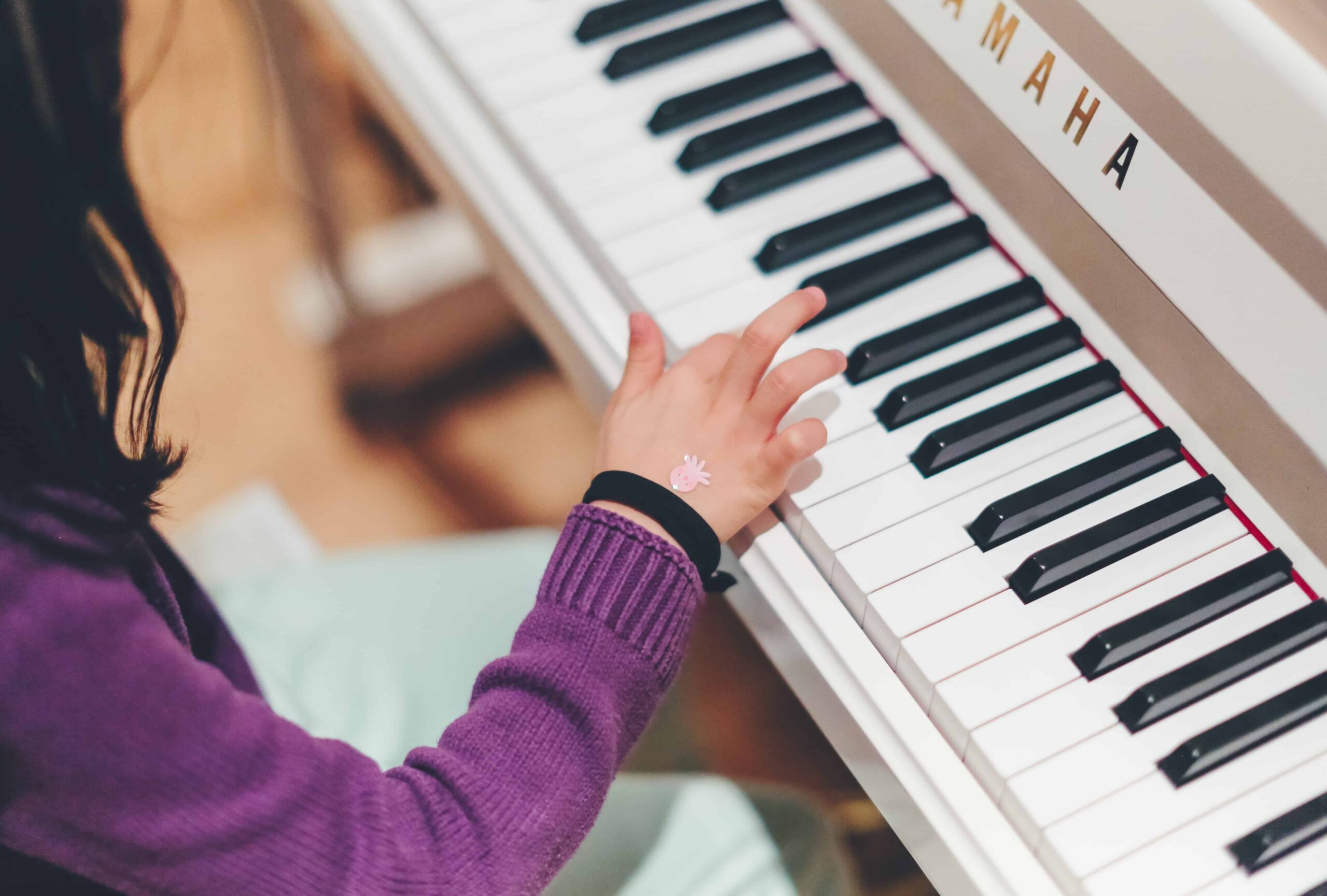 Una niña tocando el piano
