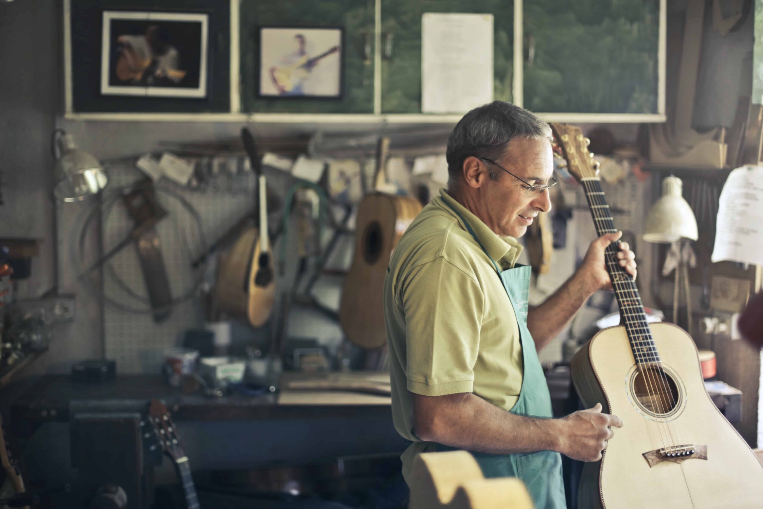 Un luthier sosteniendo una guitarra.