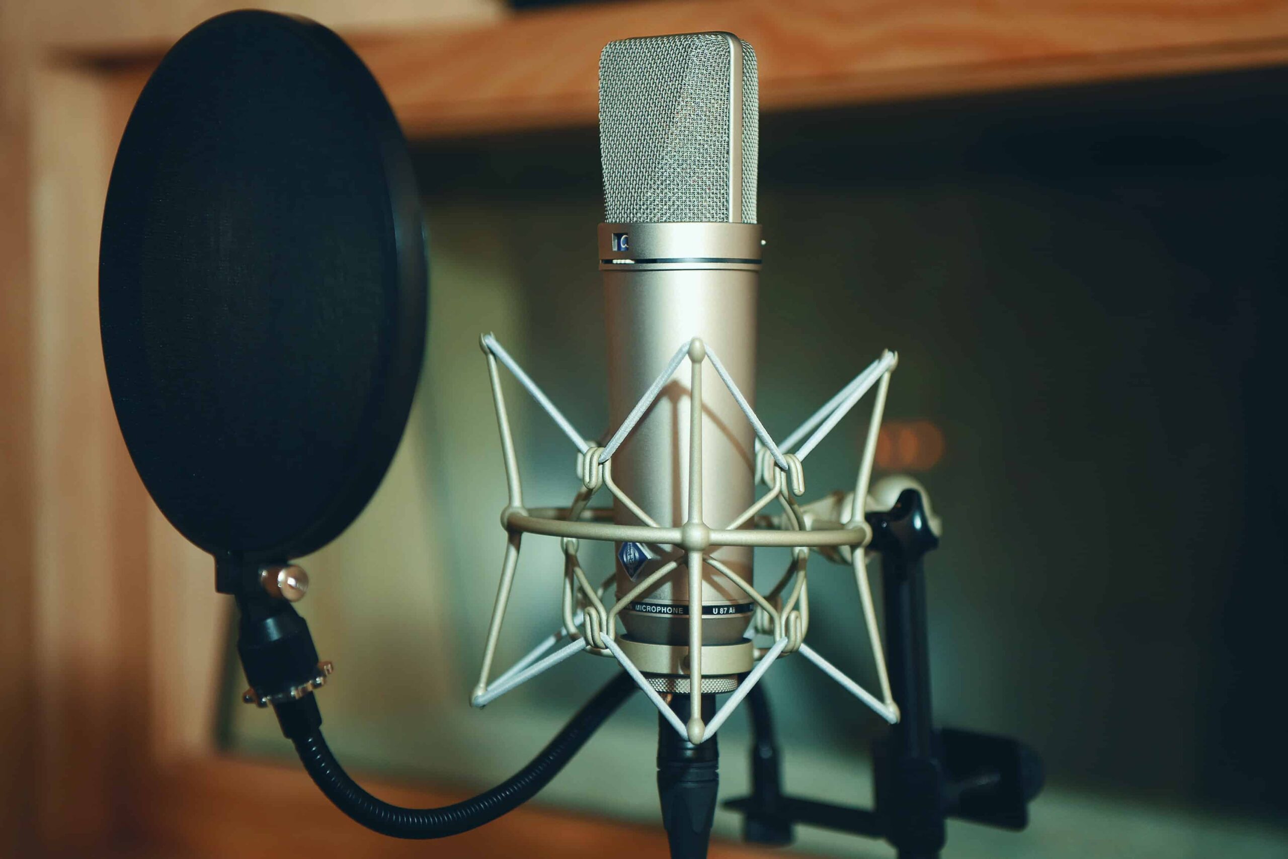 Un micrófono con filtro pop en un estudio de música