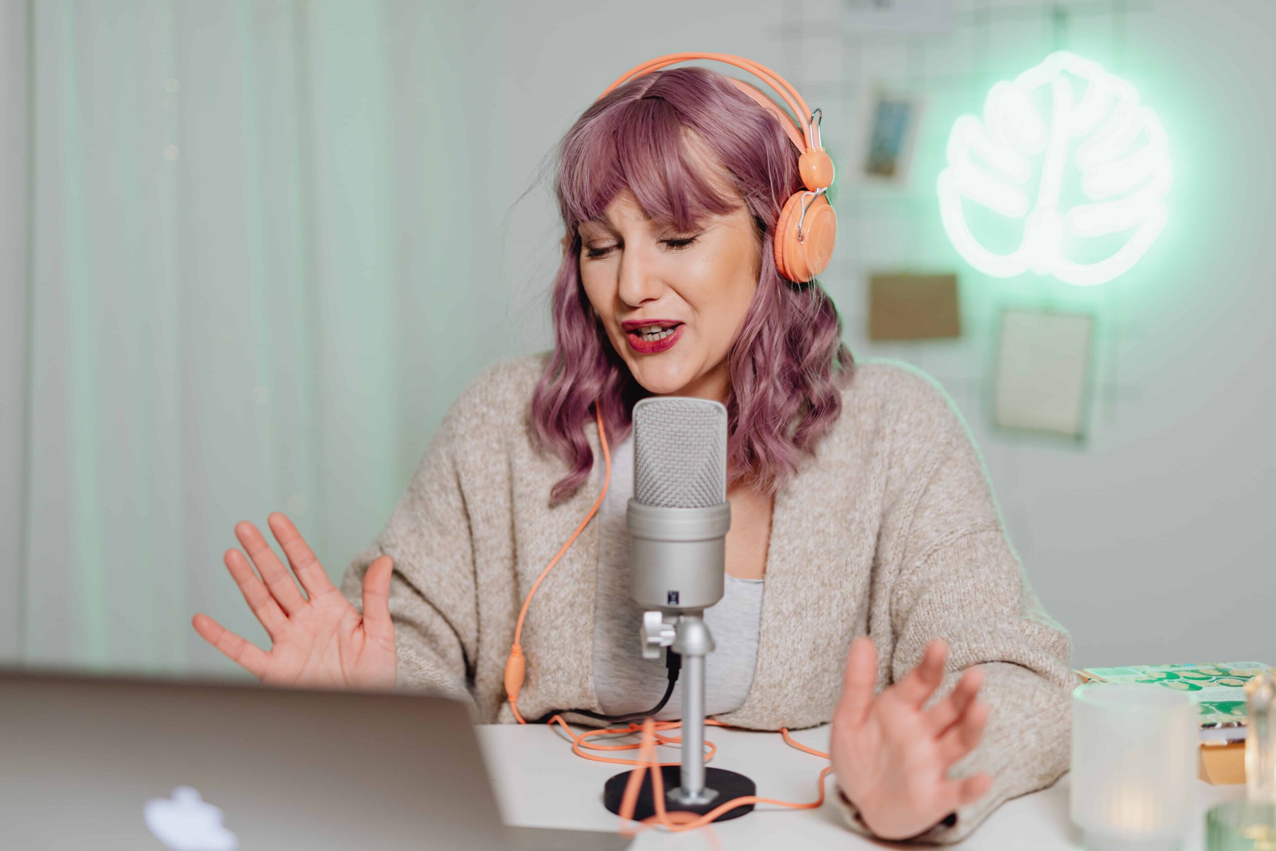 Un transmisor de podcasts hablando con alguien a través de una aplicación de videoconferencia