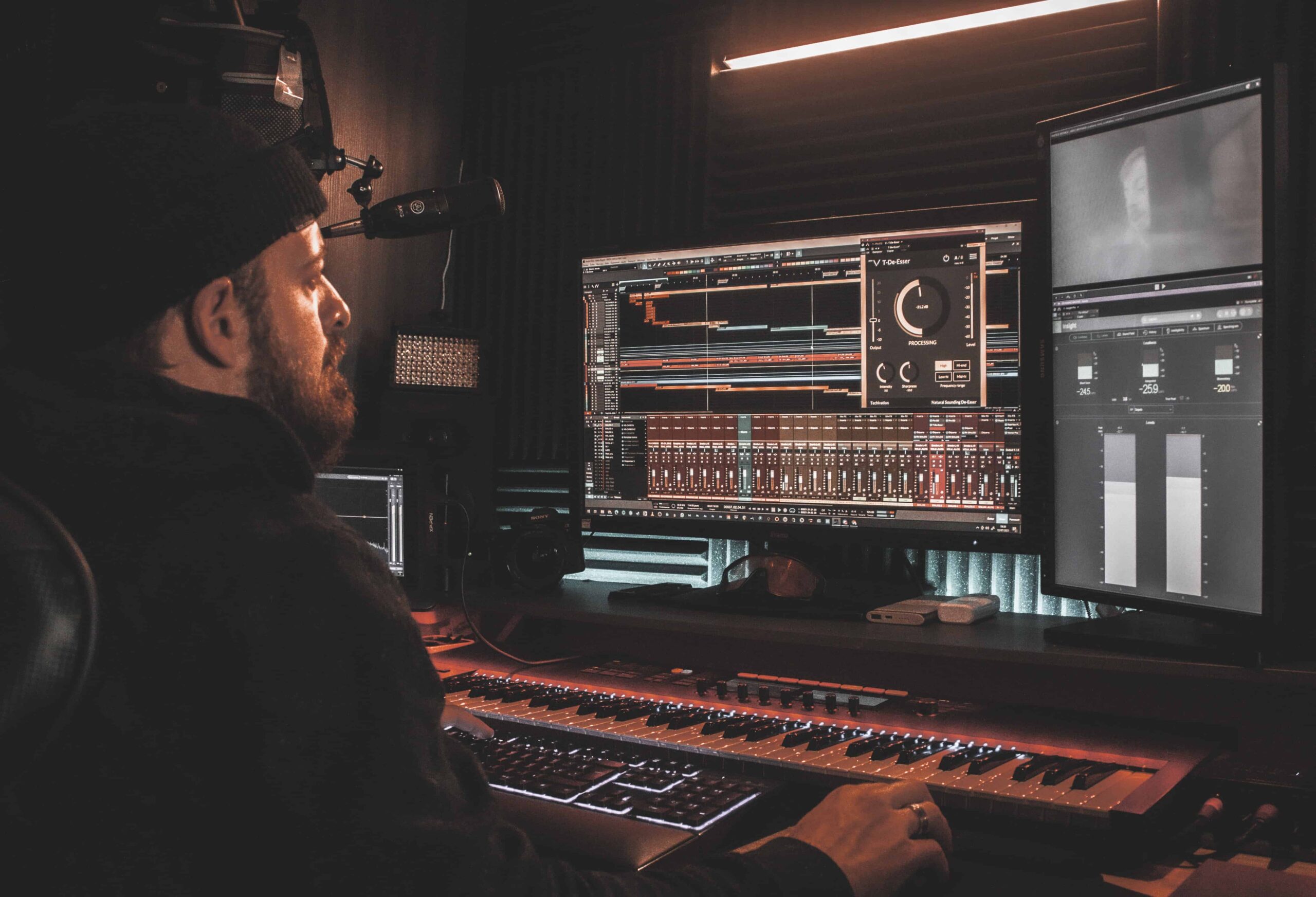 Un productor tocando un mezclador de audio.