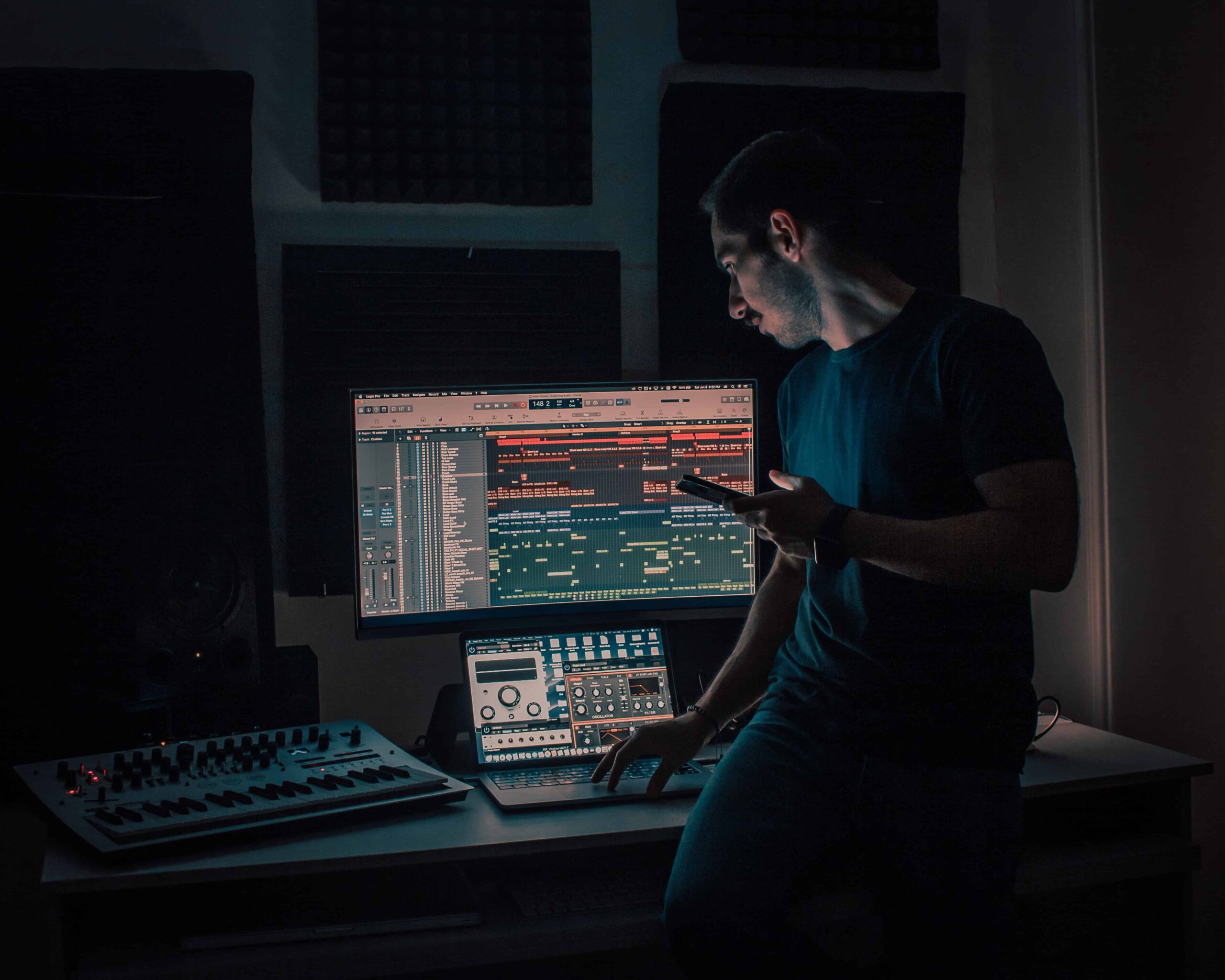 Un productor que trabaja tarde en la noche.