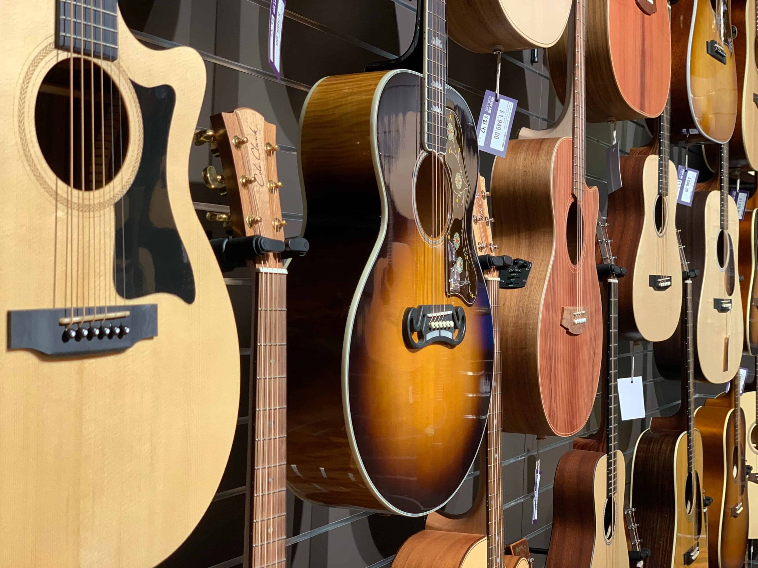Guitarras acústicas en exhibición en una tienda local de guitarras