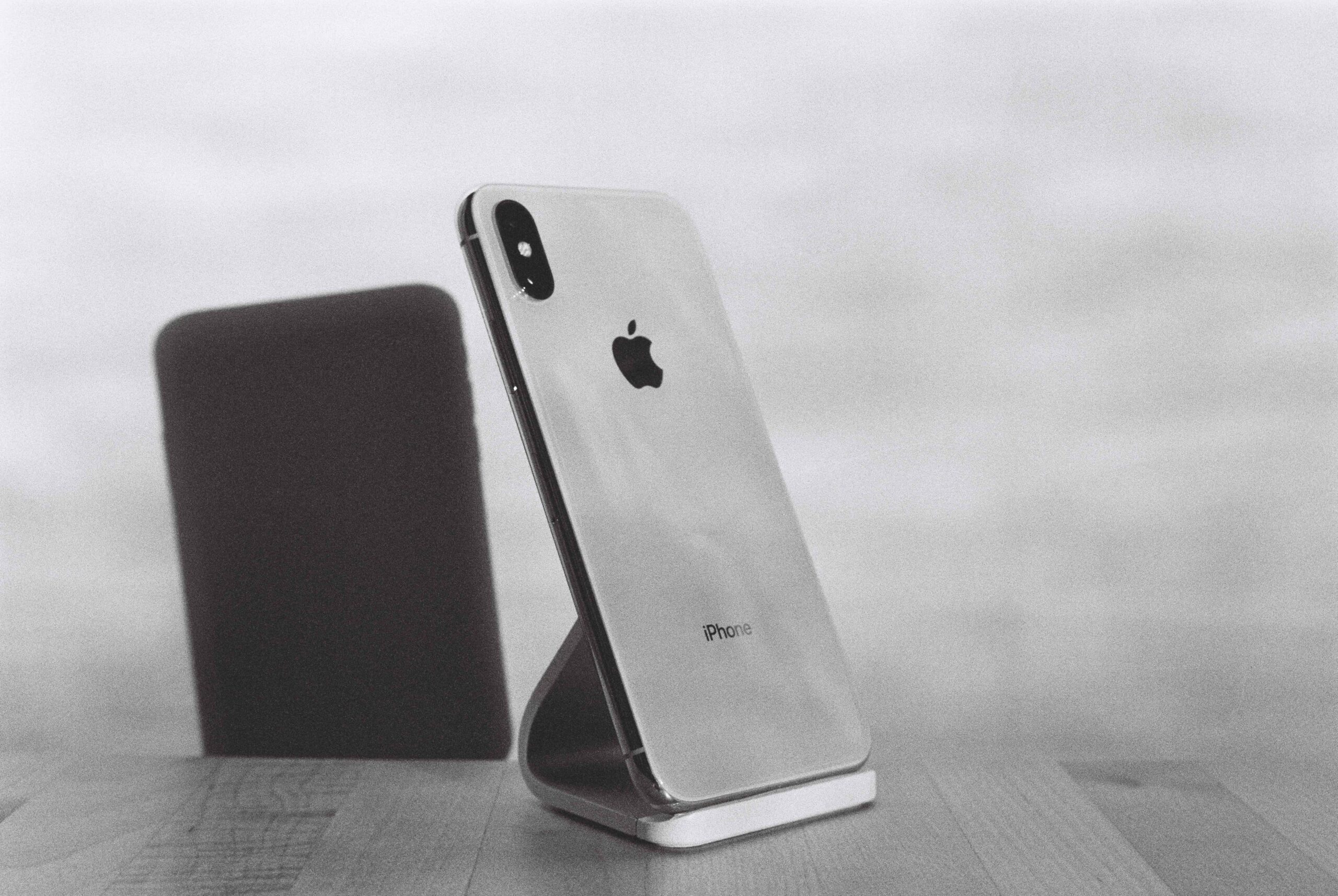 Un iPhone se inclinó en un ángulo de 45 grados para producir un sonido más alto y claro