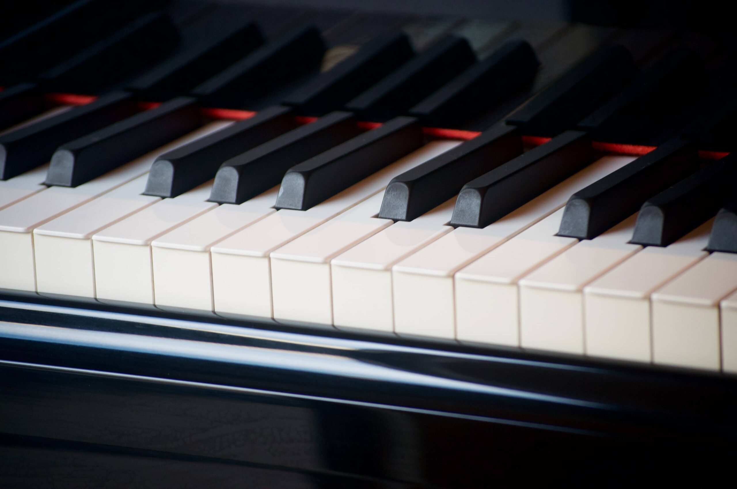 Teclas de piano en blanco y negro