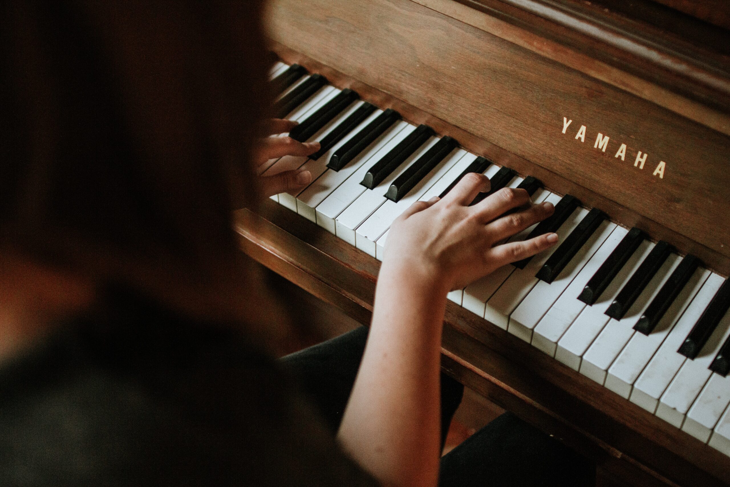 Pianista ciego se familiariza con el sonido y la ubicación de las teclas