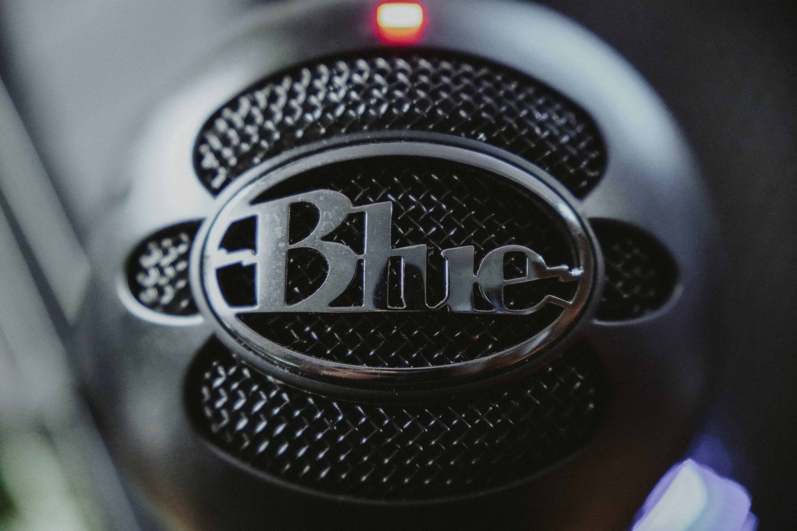 Primer plano de un micrófono Blue Snowball negro