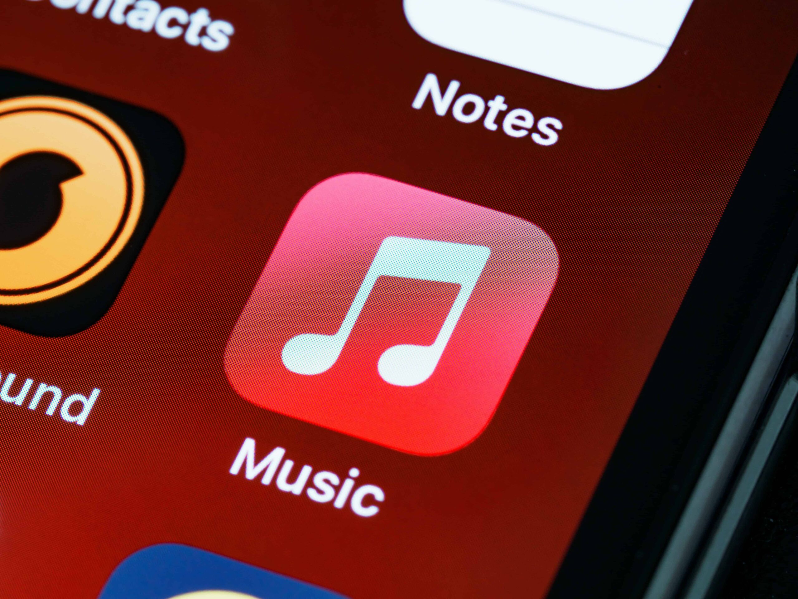 Primer plano de un logotipo de itunes en un iPhone