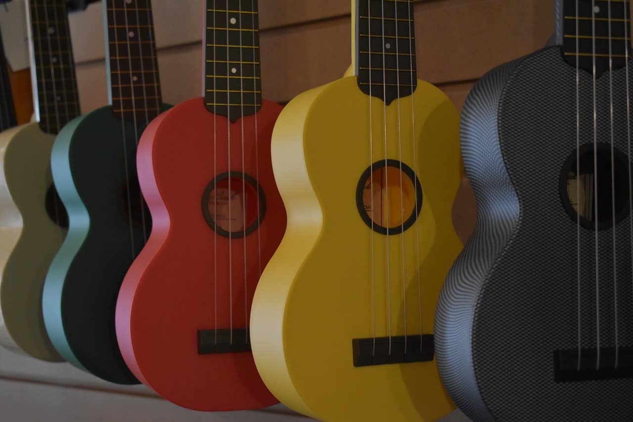 Diferentes colores de ukelele en una tienda de música.