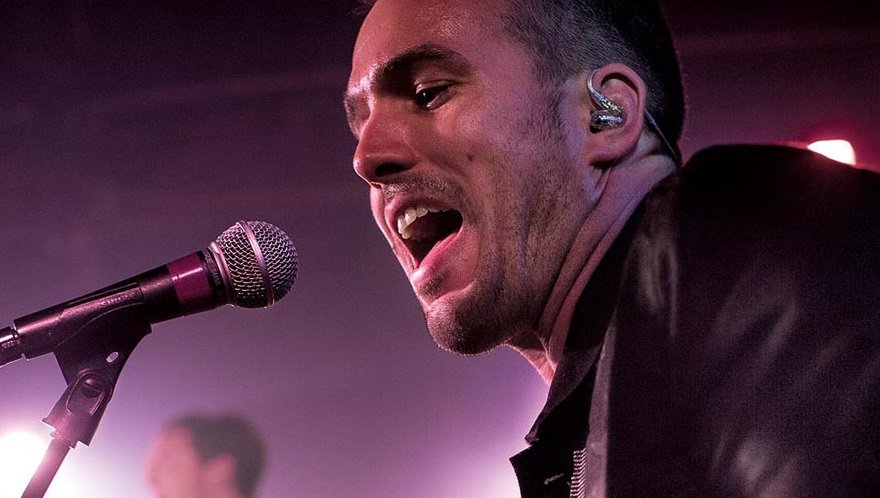 Los auriculares permiten al intérprete bajar el nivel de su música