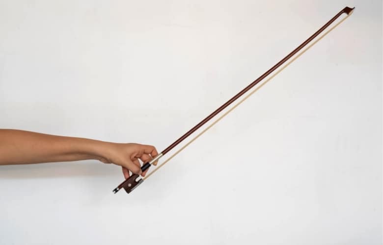 Sosteniendo un arco de violín