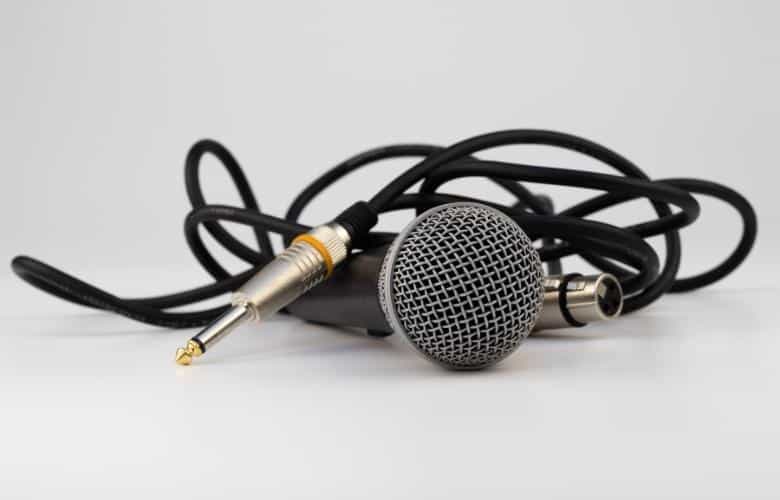 Micrófono con cable rizado