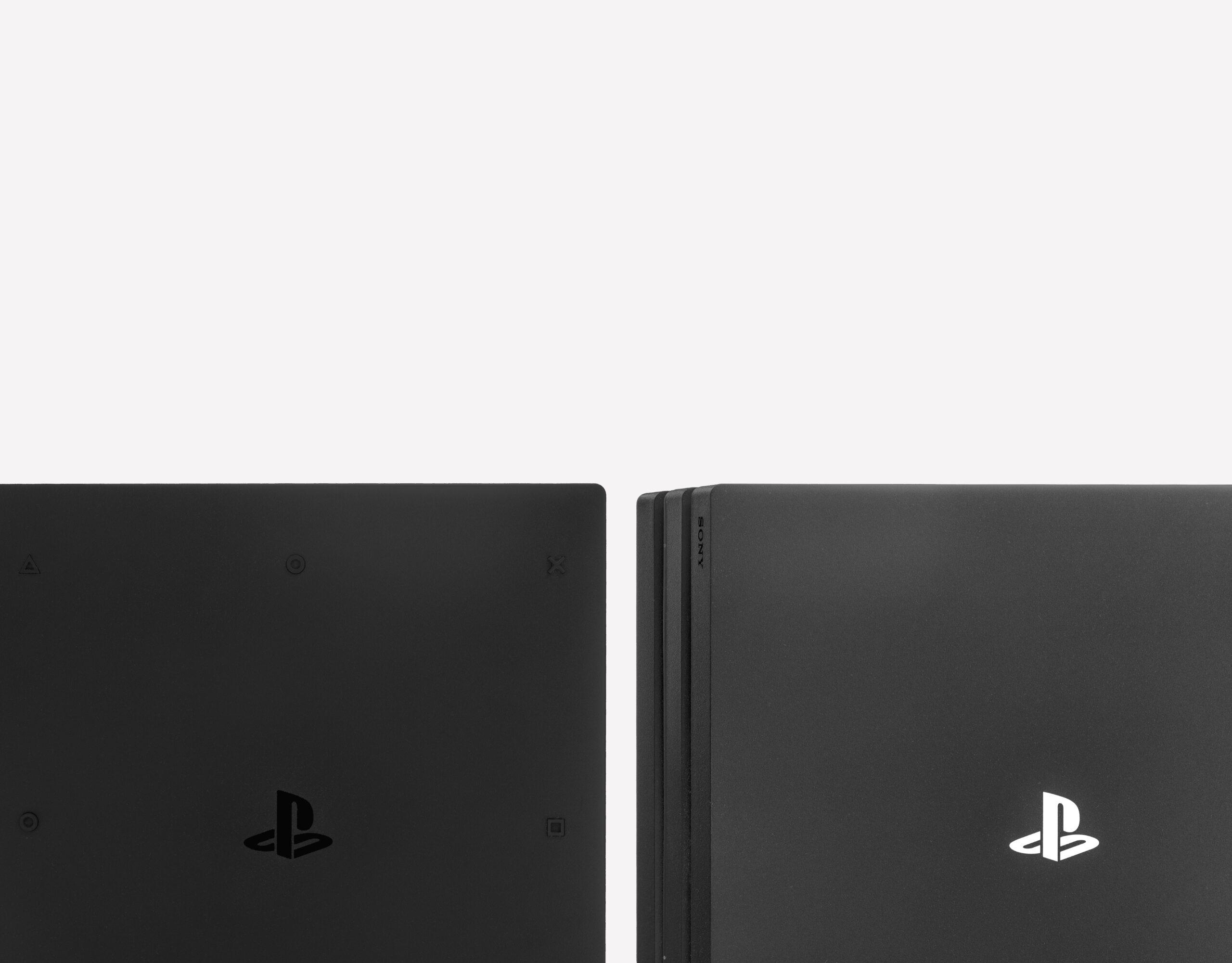Dos PS4 slim sobre un fondo blanco.